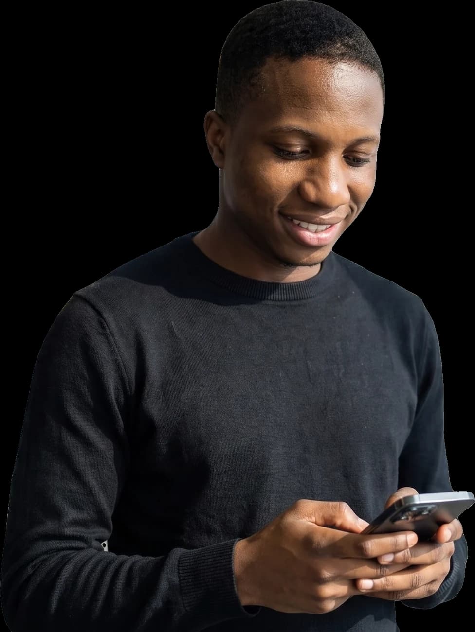 Jessé Oliveira de suéter preto, sorrindo enquanto mexe no celular